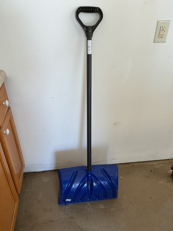 Snow shovel