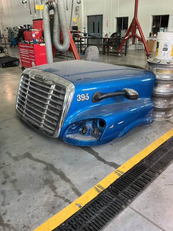 2017 Freightliner Cascadia Hood, Blue