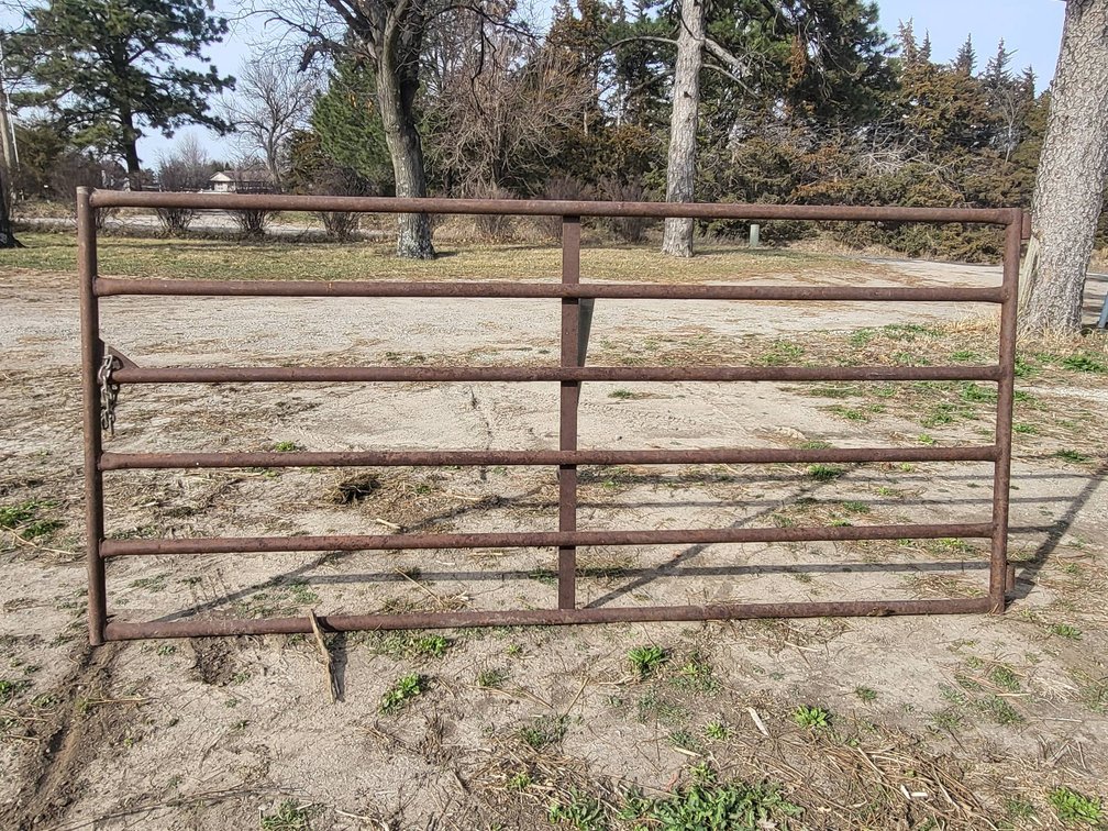 9-Foot Long Metal Gate with Hinges and Latch Chain