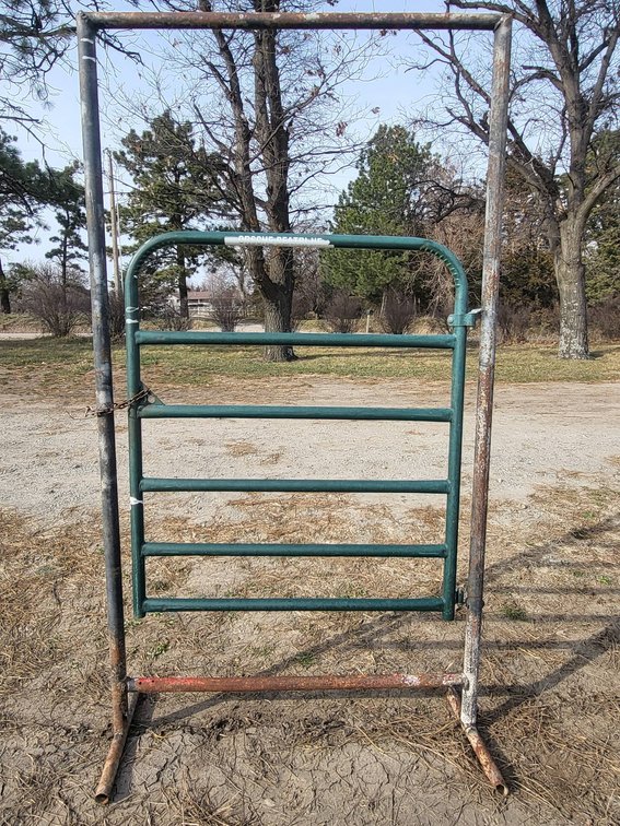 Arch Gate with Adjustable Hinges and Latch Chain