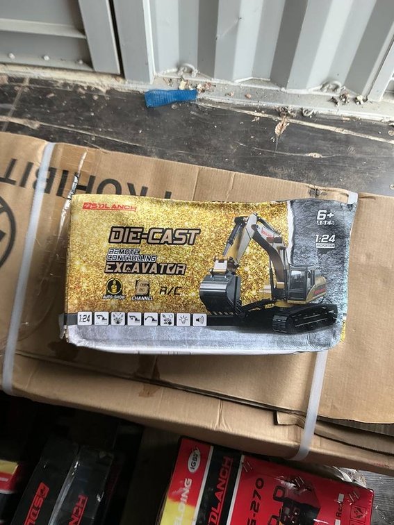 Unused SDLANCH Die Cast 1:24 Remote Controlling Toy Excavator