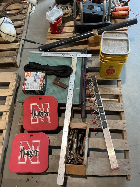 Lot Containing Knee Pads, Floodlight for building, Garden Hose, Paper Cutter, Small Tie Down Hooks, Drywall T-Square, Hanging Hooks