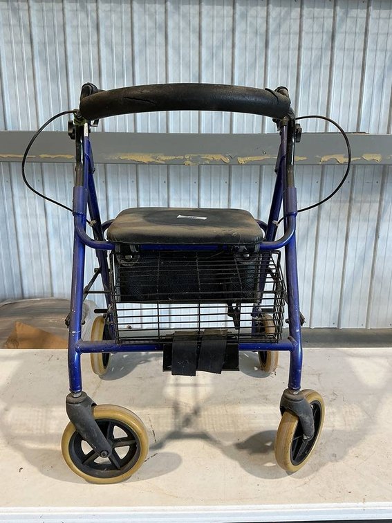 4 Wheel Walker With cart basket and knee pad or seating area, features two grips with hand brakes for back wheels