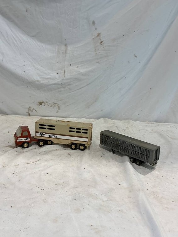 Vintage Tonka Red 1:32 Scale Die-Cast Semi and 2- Livestock Trailers