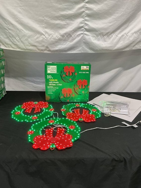 Home Accents Holiday Wreaths  3 pack lights