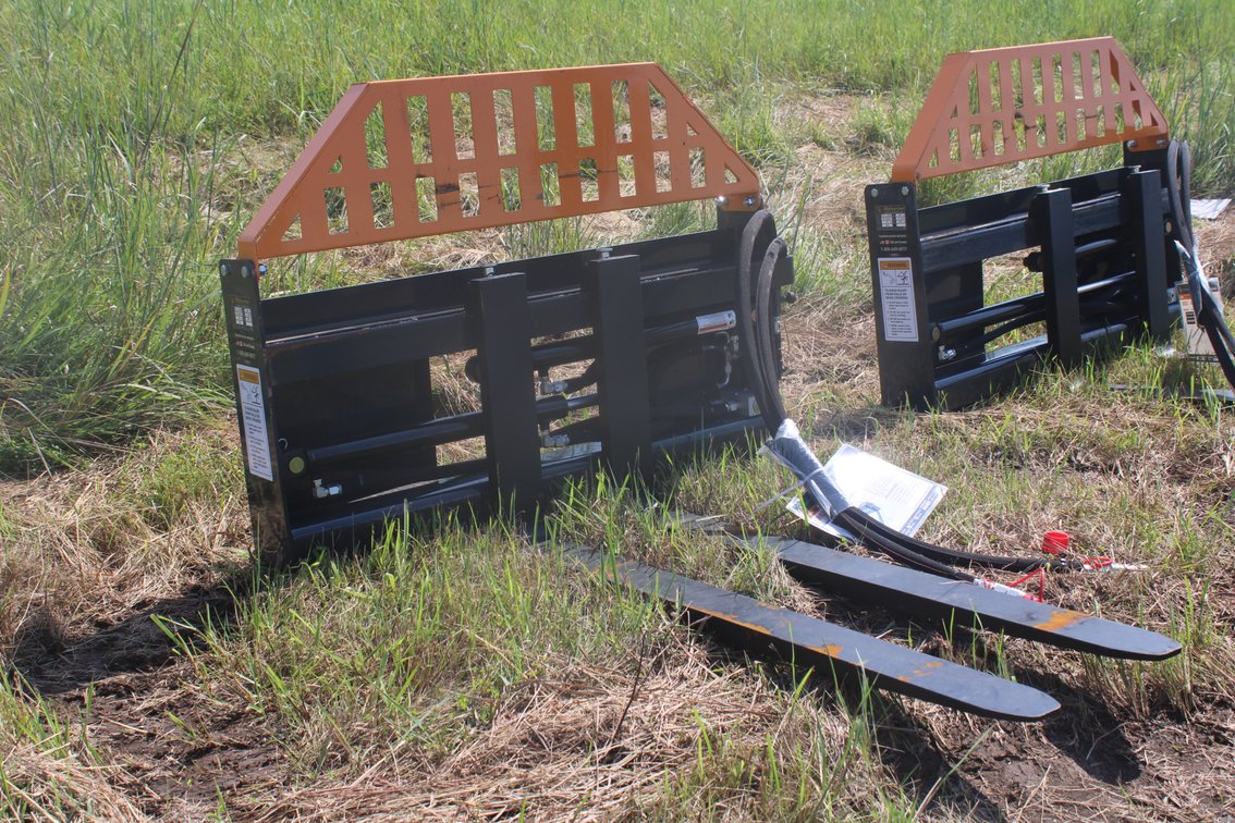 Unused 2025 Wolverine Skid Steer Hydraulic Adjustable Pallet Forks