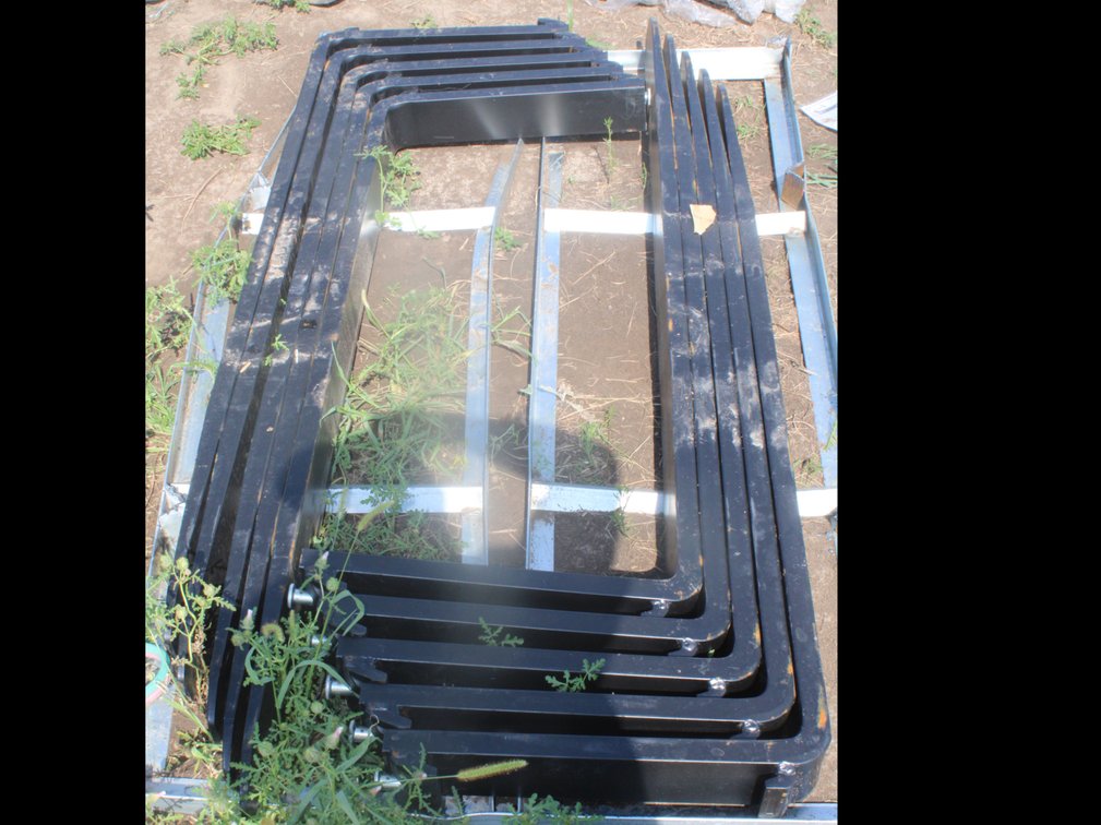 Unused Landhonor 5' Pallet Forks