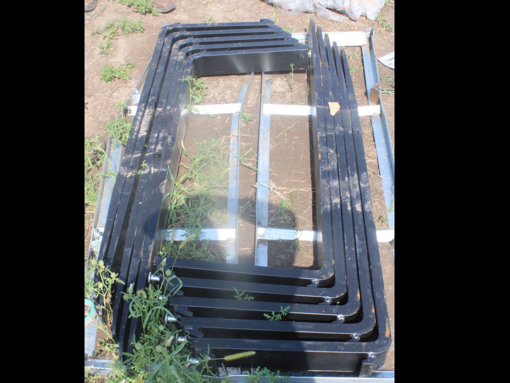 Unused Landhonor 5' Pallet Forks
