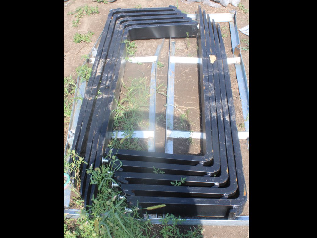 Unused Landhonor 5' Pallet Forks