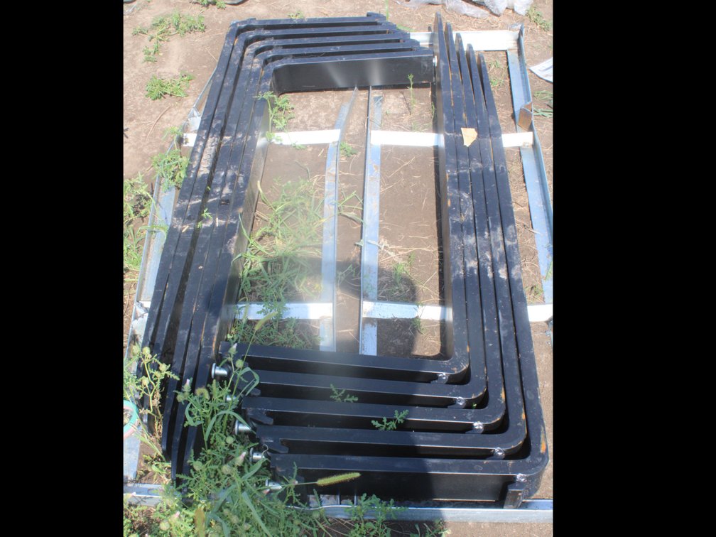 Unused Landhonor 5' Pallet Forks