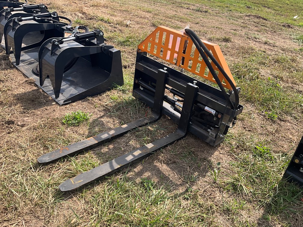Unused 2025 Wolverine Skid Steer Hydraulic Adjustable Pallet Forks