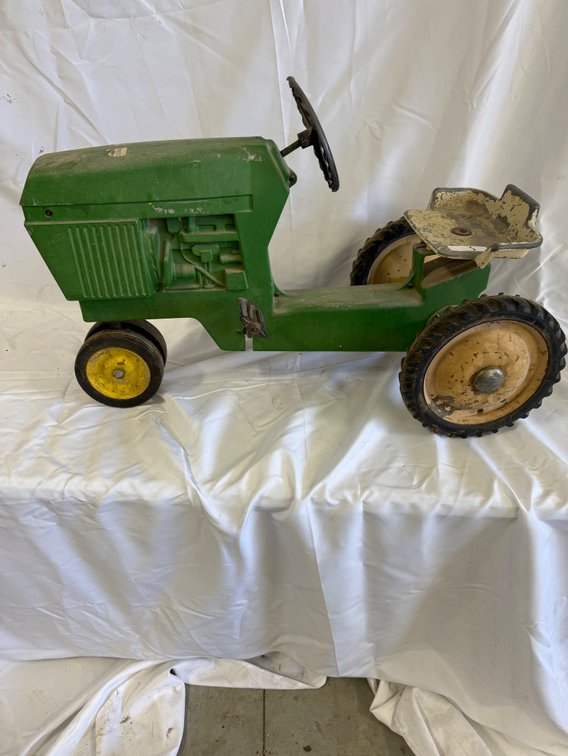 ERTL John Deere Pedal Tractor