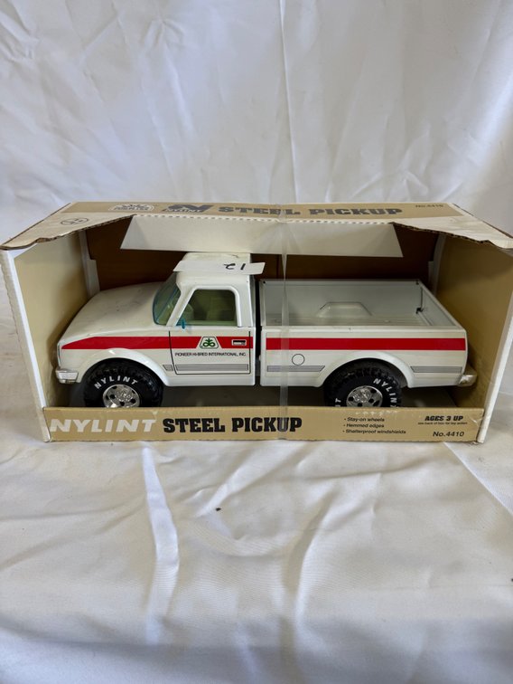 Nylint Pioneer Hi-Bred 1/16 Scale Pickup Truck