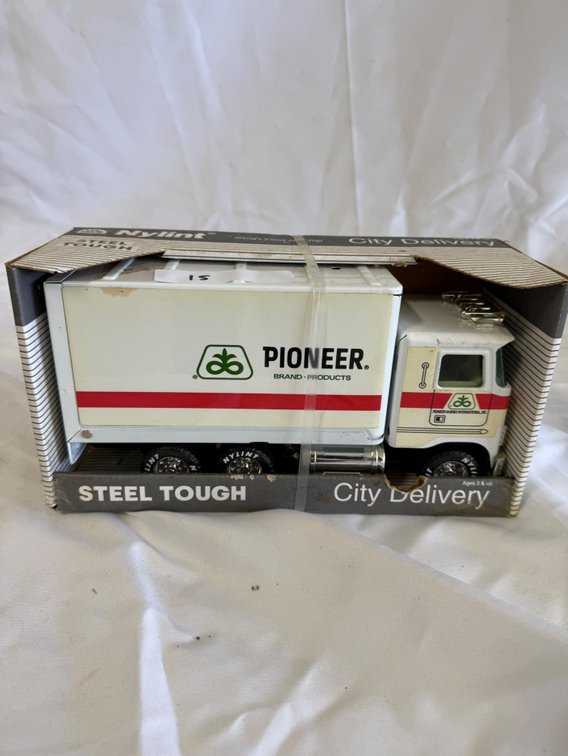 Nylint Pioneer Hi-Bred 1/16 Scale Box Truck