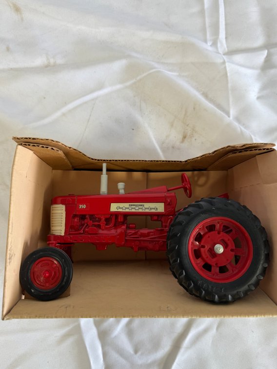 ERTL Farmall 350 1/16 Scale