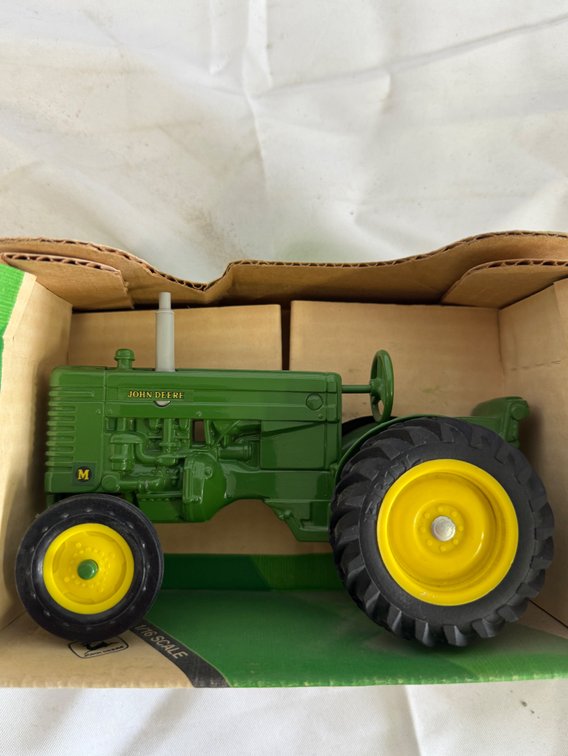 ERTL John Deere Model M Tractor 1/16 Scale