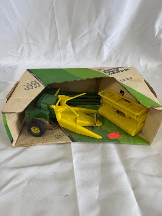 ERTL John Deere Forage Harvester 1/16 Scale