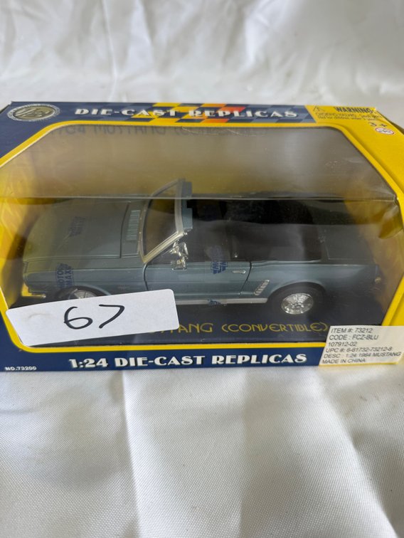 Motor Max 1964 Ford Mustang Convertible 1/24 Scale