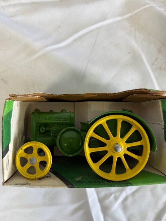 ERTL John Deere 1923 Model D Tractor 1/16 Scale
