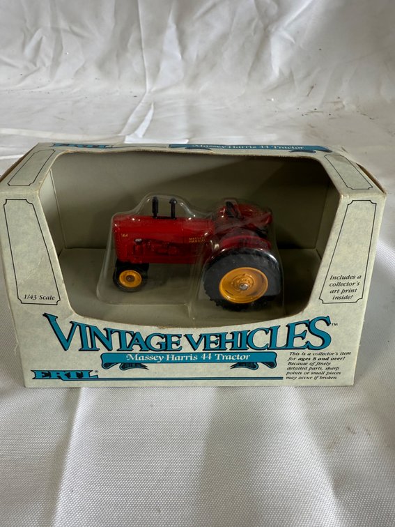 ERTL Vintage Vehicles Massey-Harris 44 Tractor 1/43 Scale