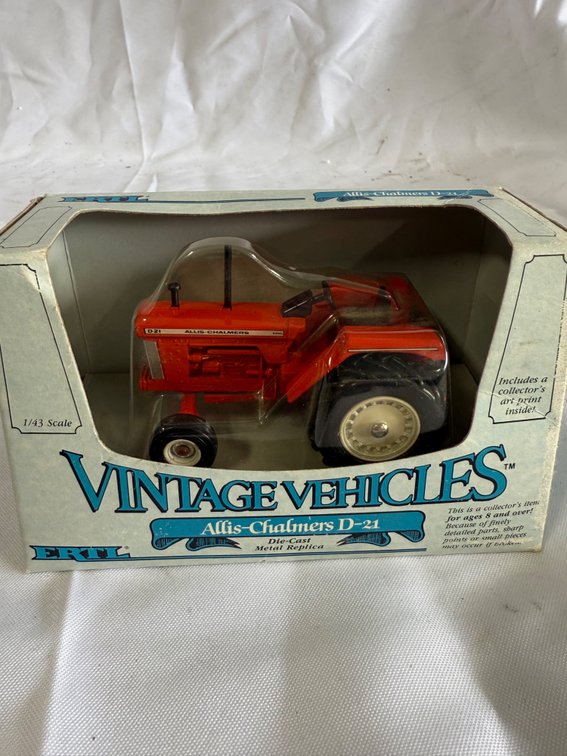 ERTL Vintage Vehicles Allis Chalmers D-21 Tractor 1/43 Scale