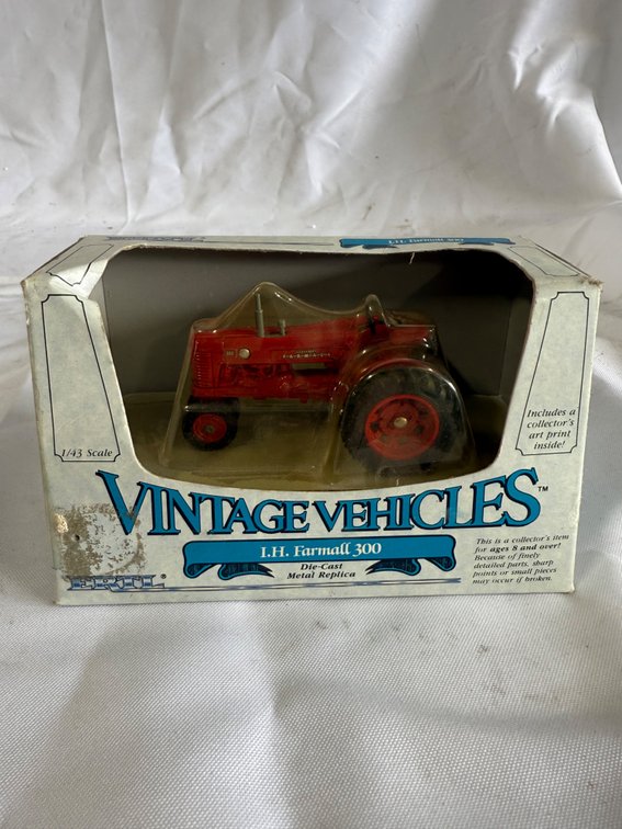ERTL Vintage Vehicles IH Farmall 300 Tractor 1/43 Scale