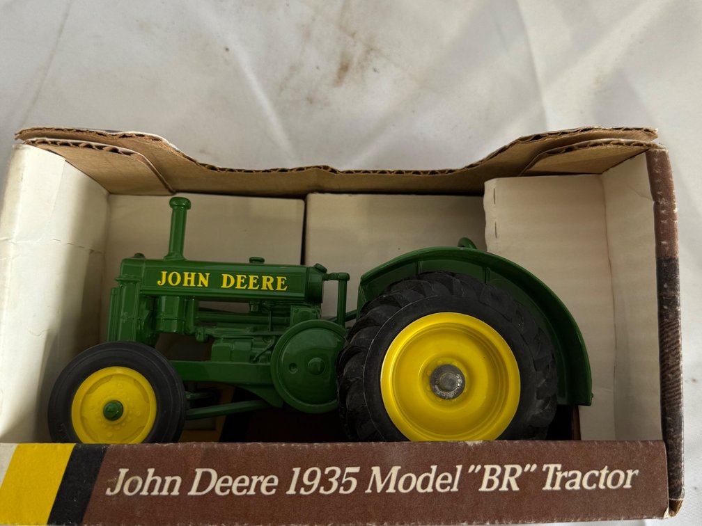 ERTL John Deere 1935 Model "BR" Tractor 1/16 Scale