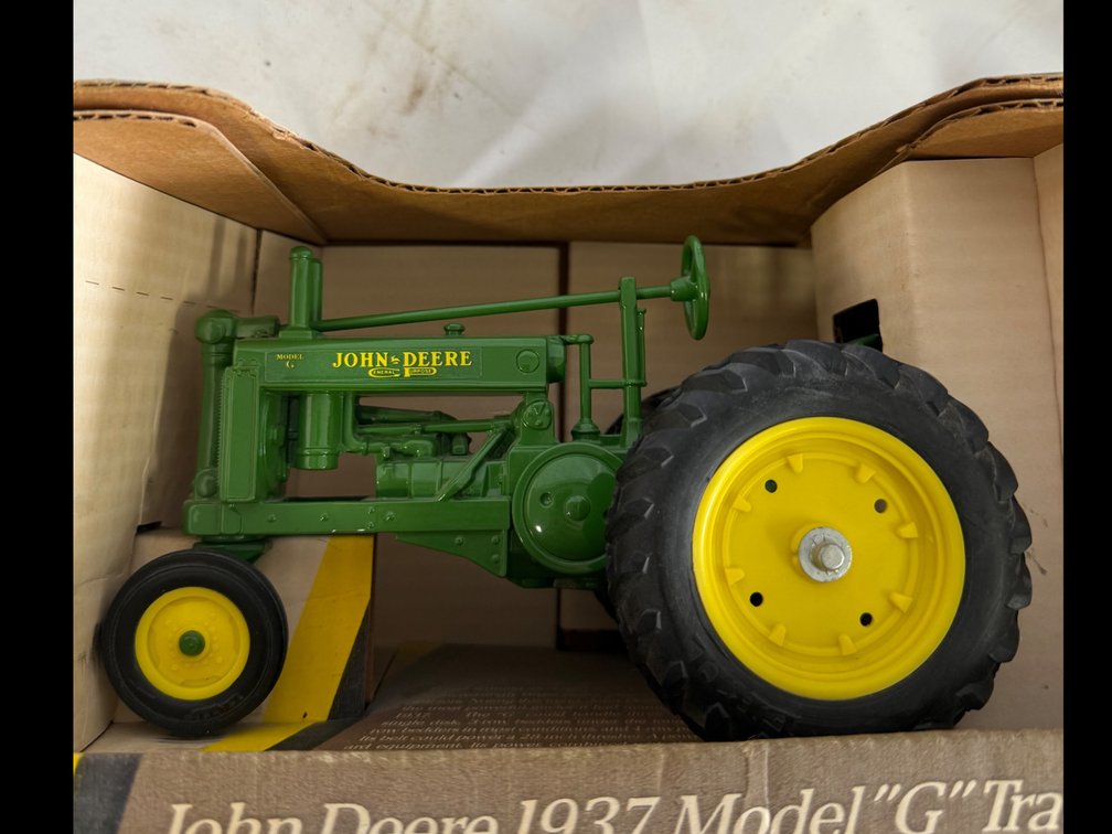 ERTL John Deere 1937 Model "G" Tractor 1/16 Scale