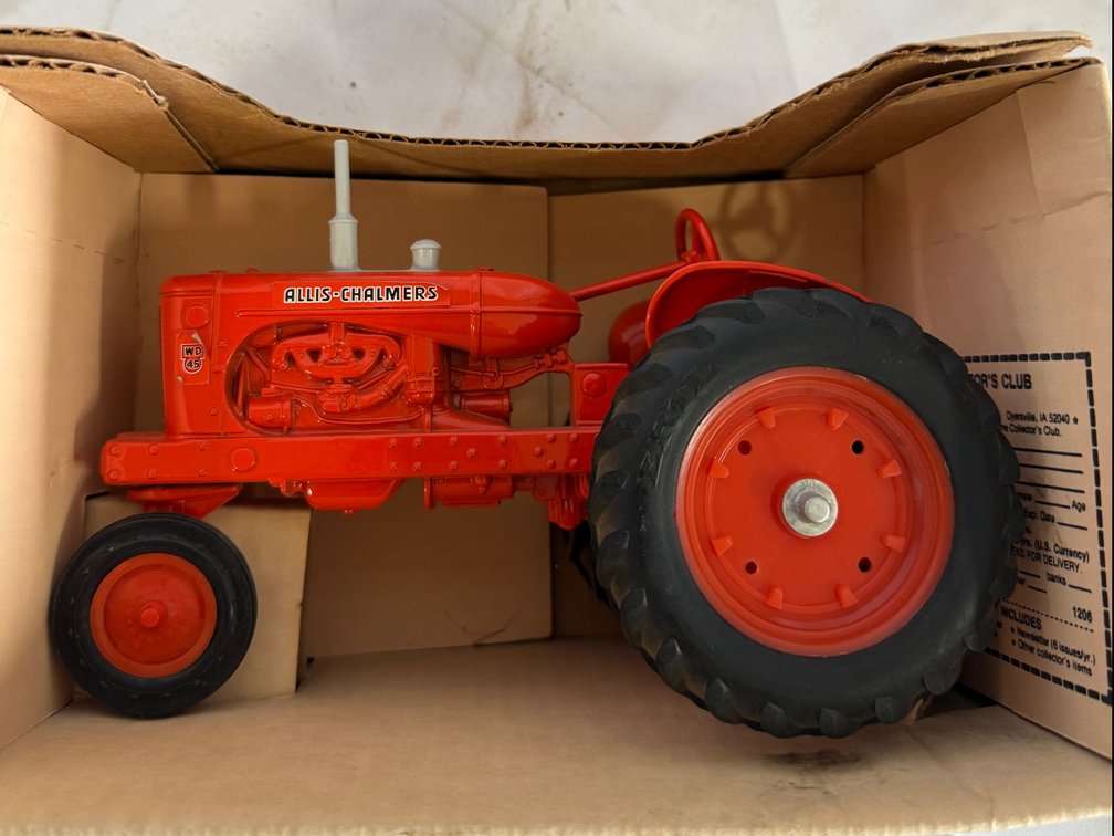 ERTL Allis Chalmers WD-45 Antique Tractor 1/16 Scale