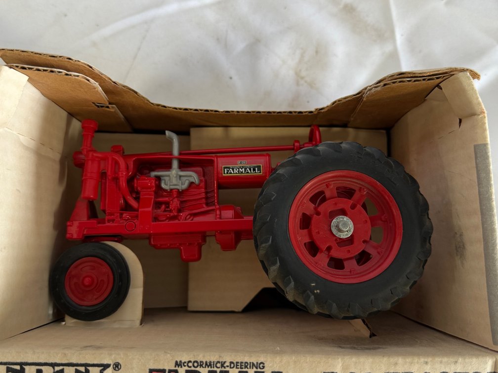 ERTL Farmall F-20 Tractor 1/16 Scale
