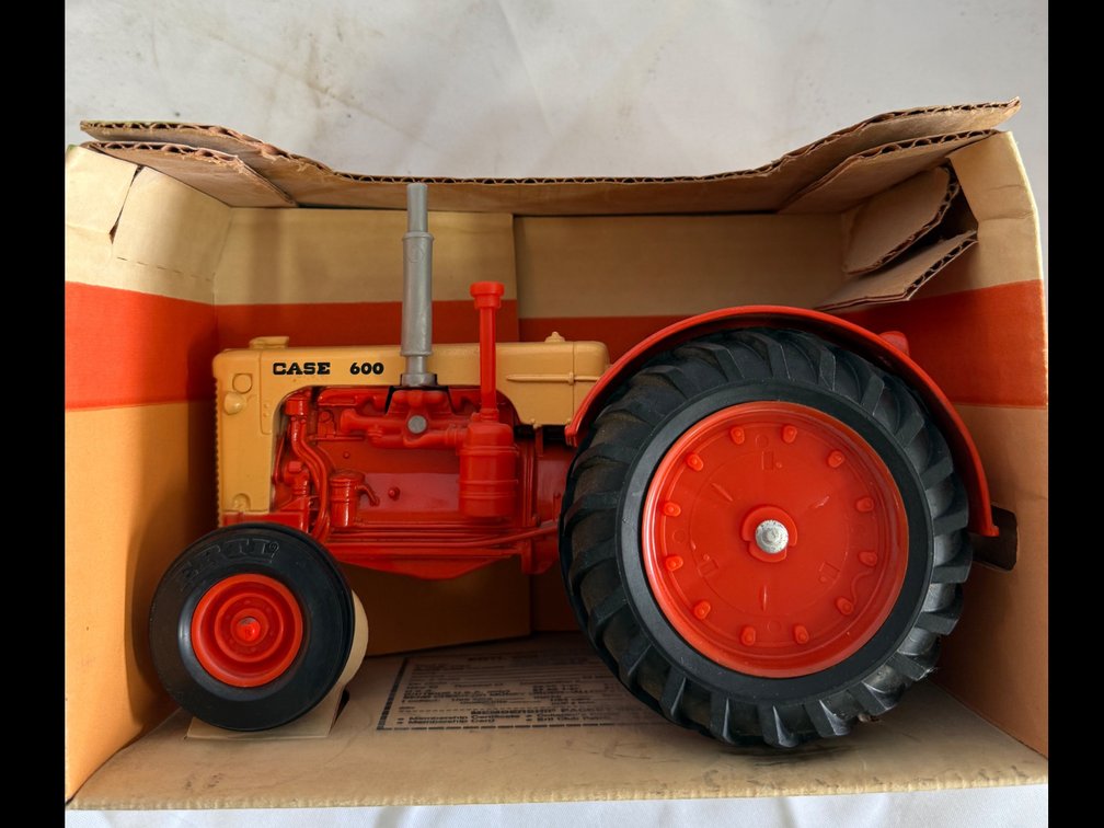 ERTL Case 600 Tractor 1/16 Scale