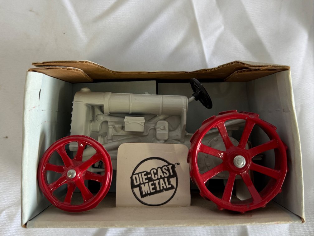 ERTL Antique Fordson Tractor 1/16 Scale