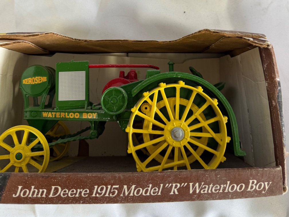 ERTL John Deere 1915 Model "R" Waterloo Boy Tractor 1/16 Scale