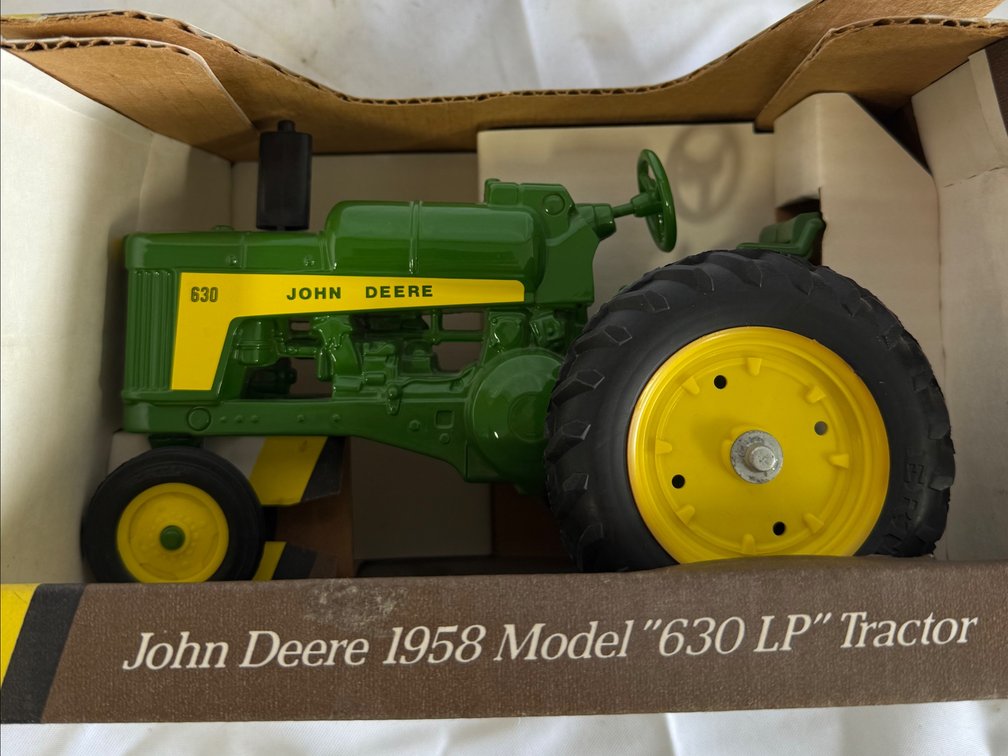 ERTL John Deere 1958 Model "630 LP" Tractor 1/16 Scale