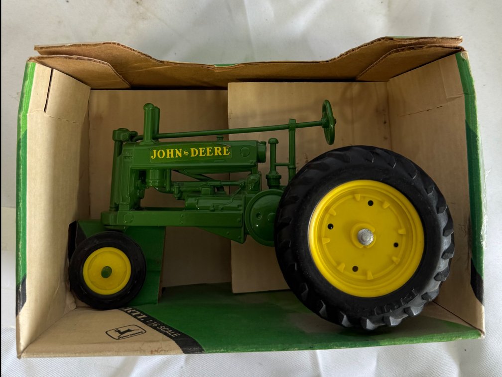 ERTL 1934 John Deere Model A Tractor 1/16 Scale