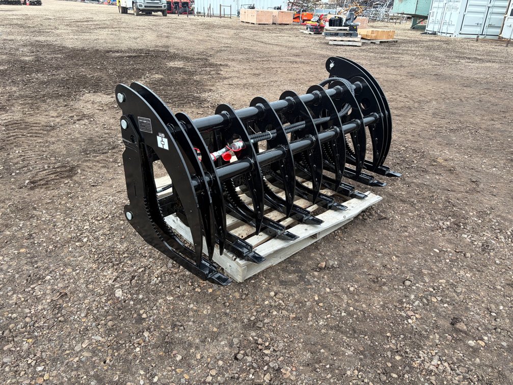 Unused 2026 GIYI 72" Skid Steer Curved Log Grabber