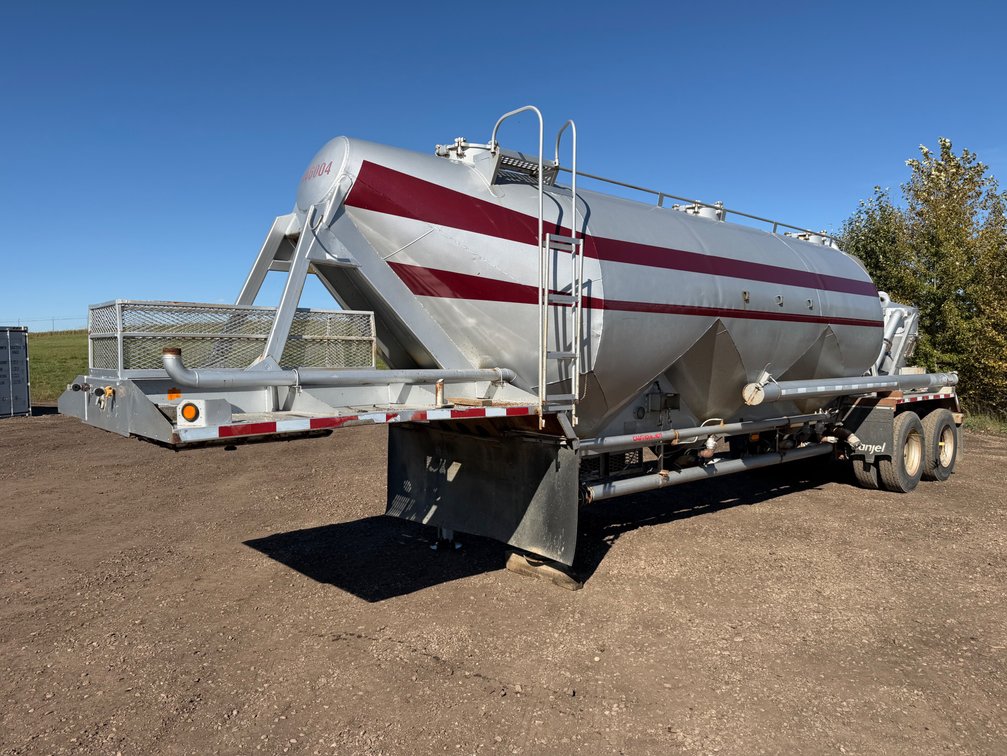 1981 Fruehauf T/A Pneumatic Bulk Tank Trailer