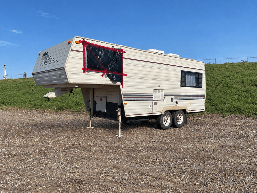 1989 Rustler by Travelaire 22' Holiday Trailer
