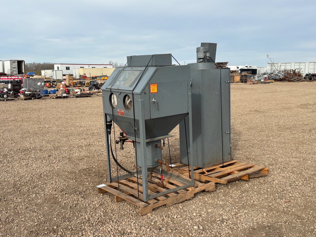 Trinco Bead Blasting Cabinet w/ Filtration System