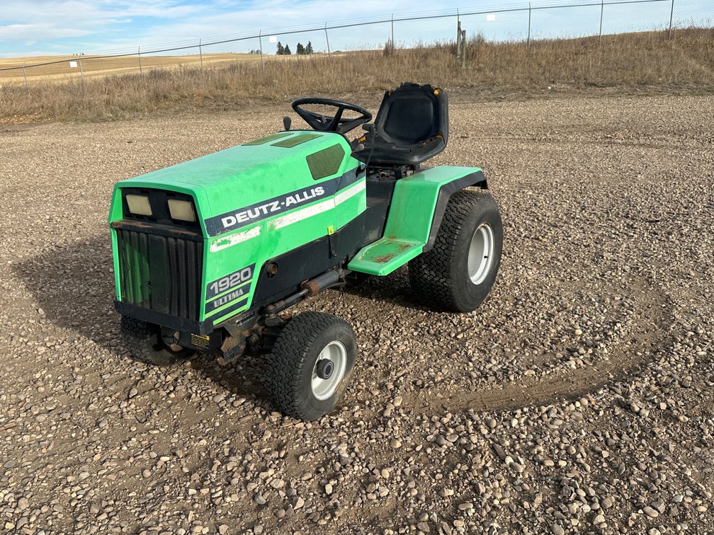 Duetz-Allis Yard Tractor (Non-Running)