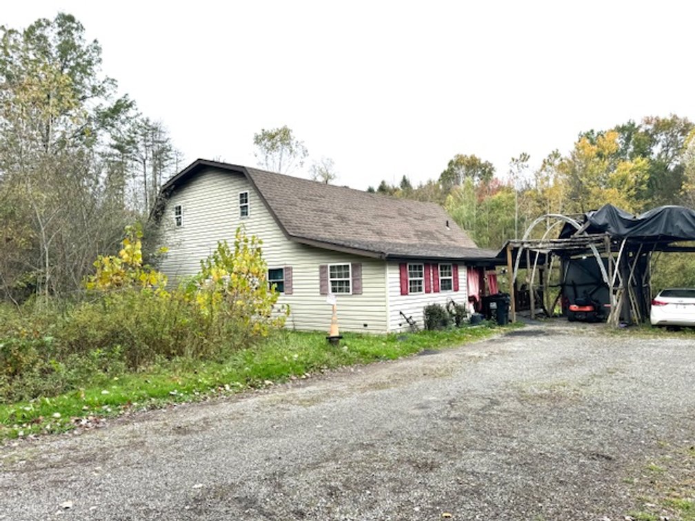49358 England Dr., East Palestine, OH. 44413