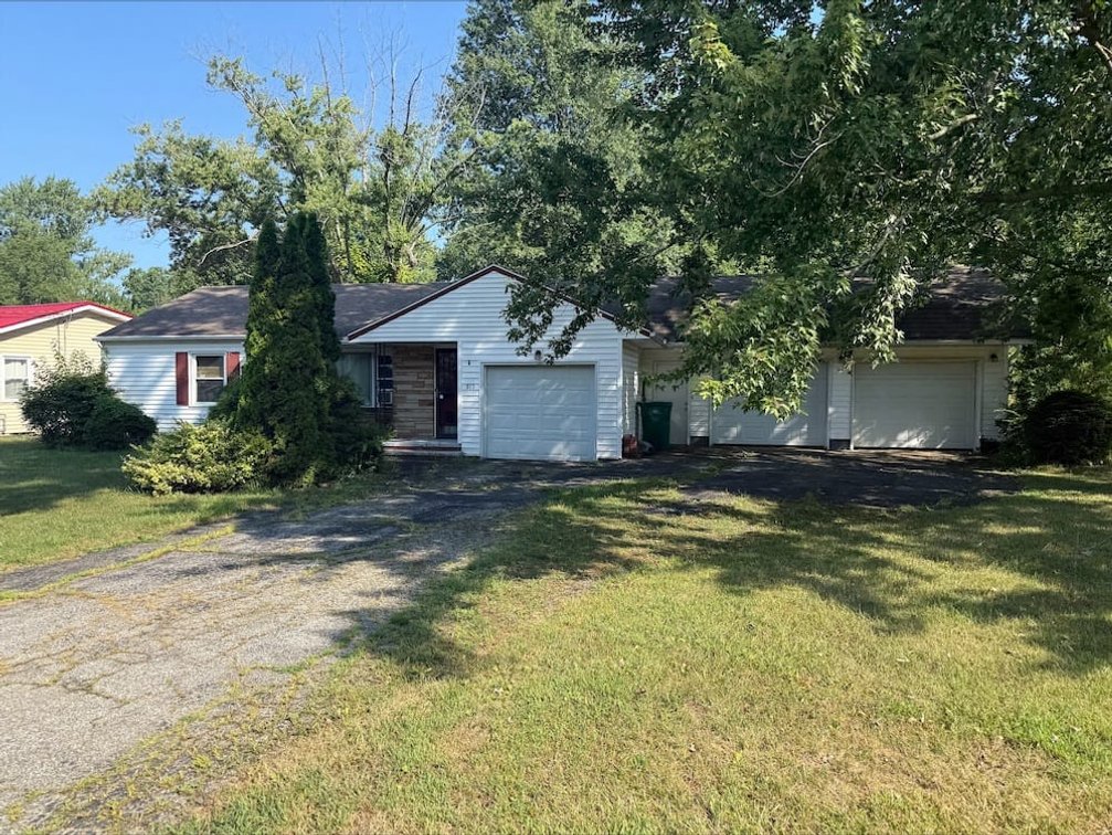 815 South Nearing Circle, Geneva, OH. 44041