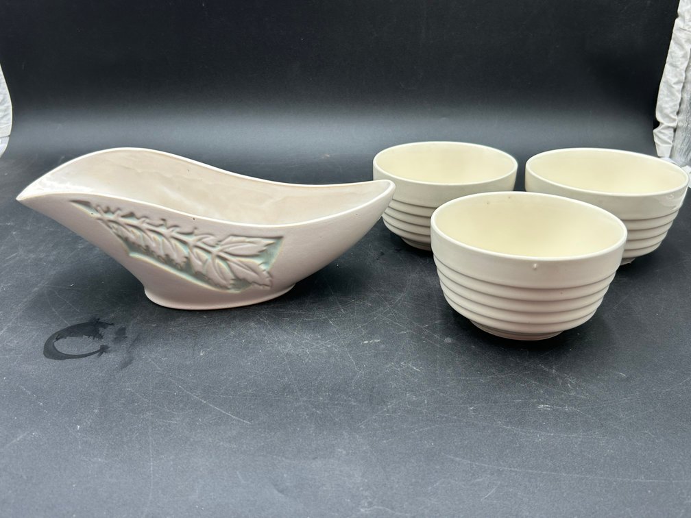 Roseville Silhouette Console Bowl with White Bowls