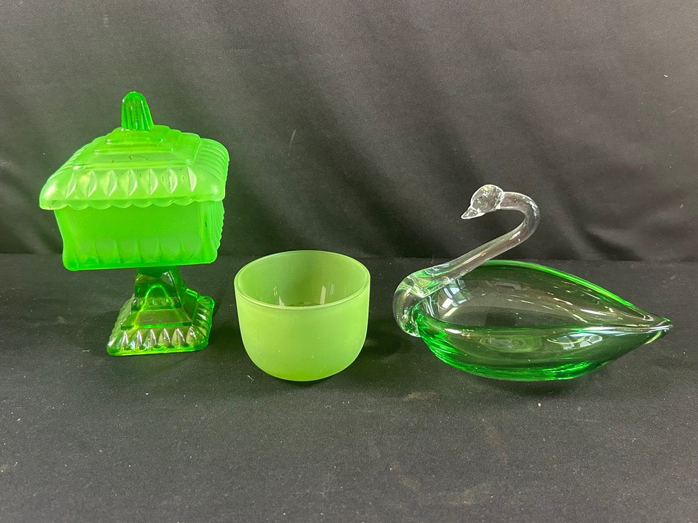 Jeanette Glass Wedding Cake Box with Bowl & Swan