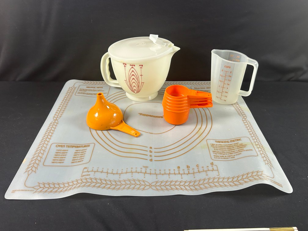 Tupperware Measuring Items & Pie Crust Sheet
