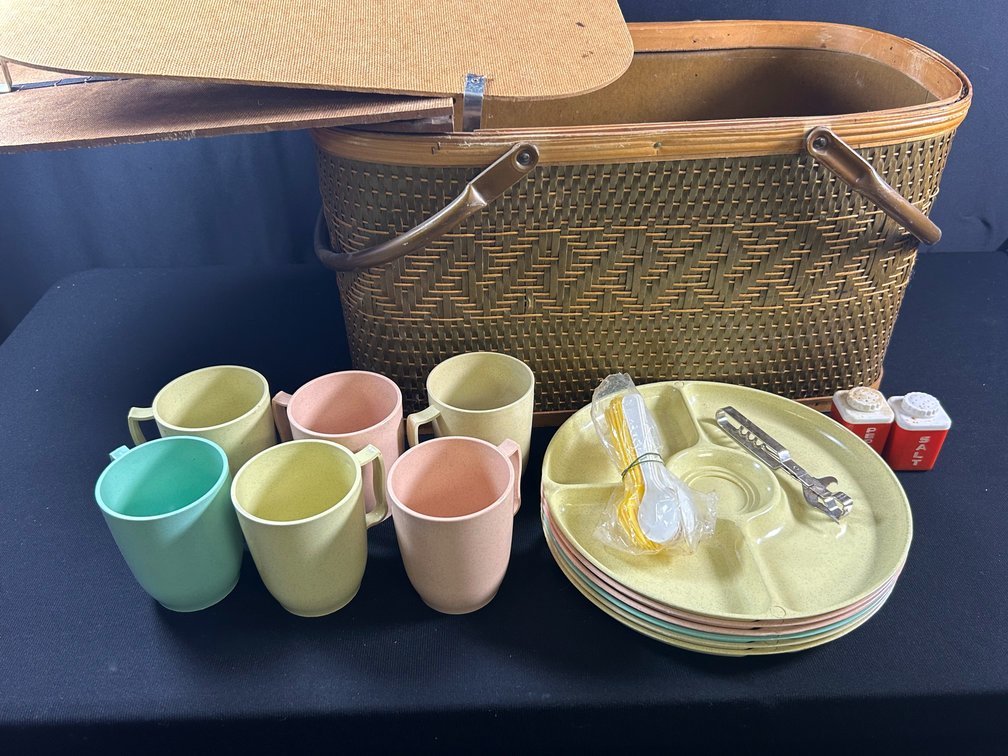 Picnic Basket with Accessories