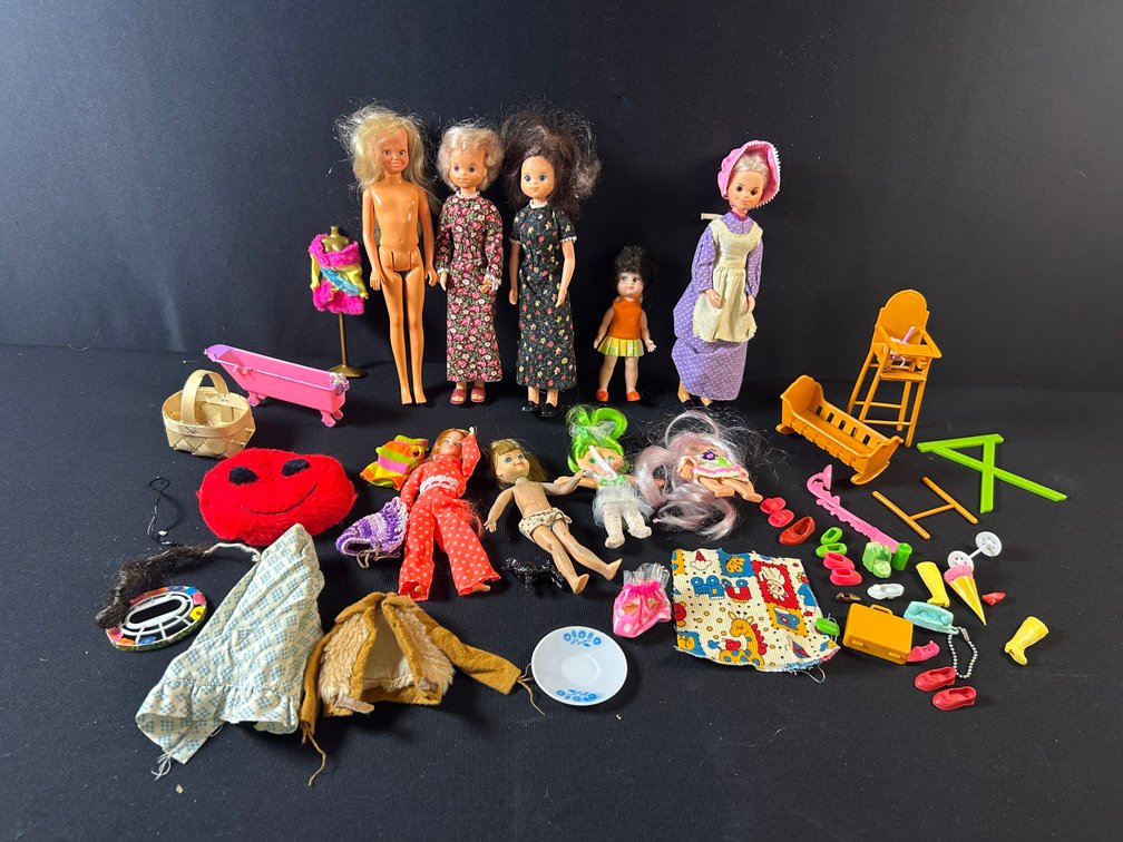 Sunshine Female Dolls with Other Dolls & Clothes