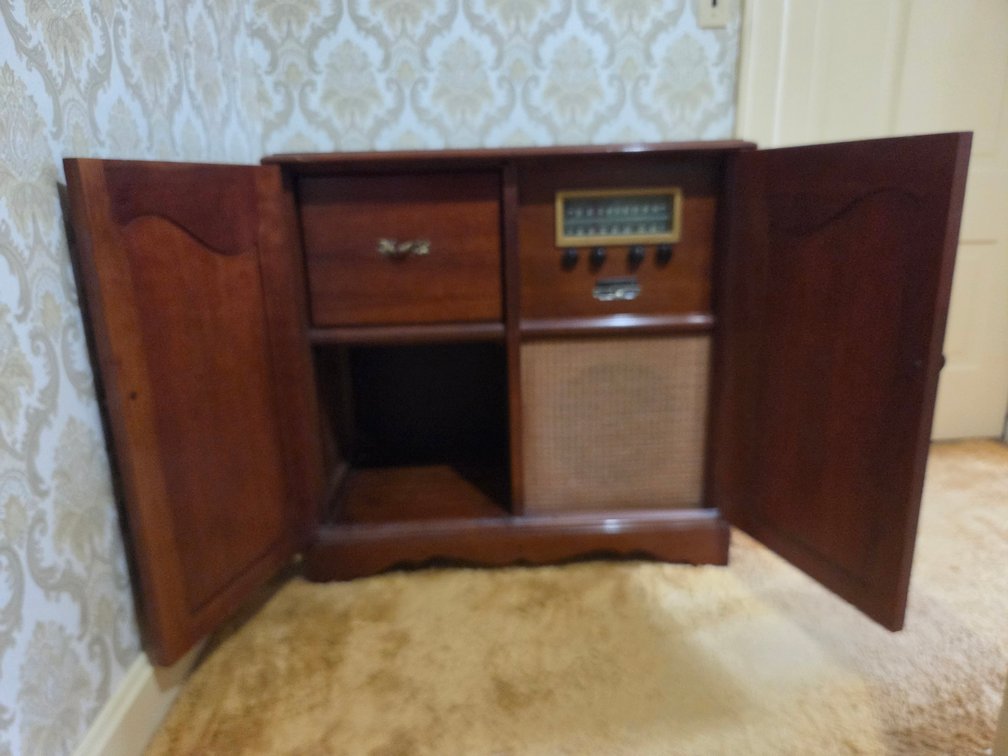 Capehart AM/FM Radio and Turntable Wooden Console Cabinet