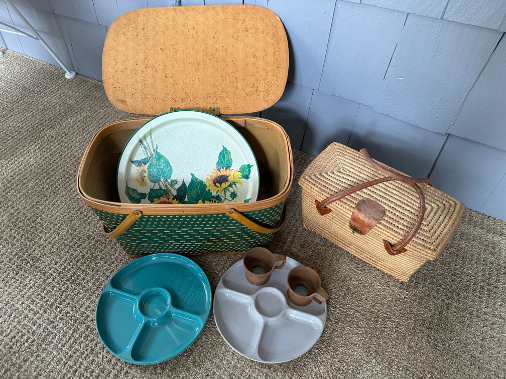 Woven Picnic Baskets with Metal Tray and Tableware