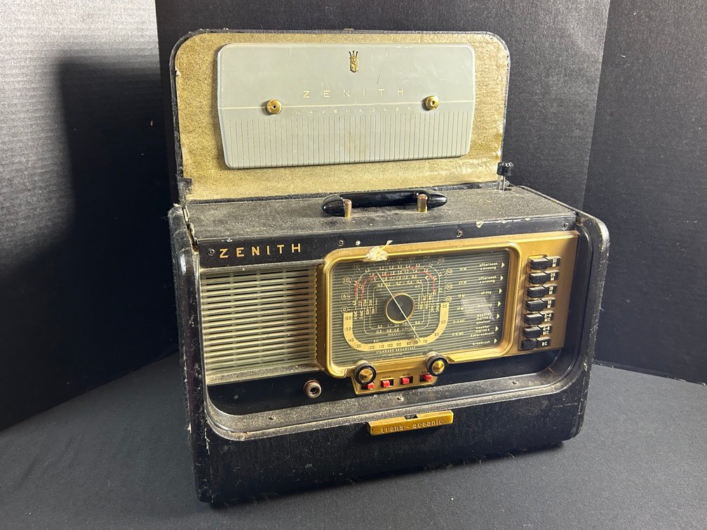 Zenith Trans-Oceanic Portable Multi-Band Radio
